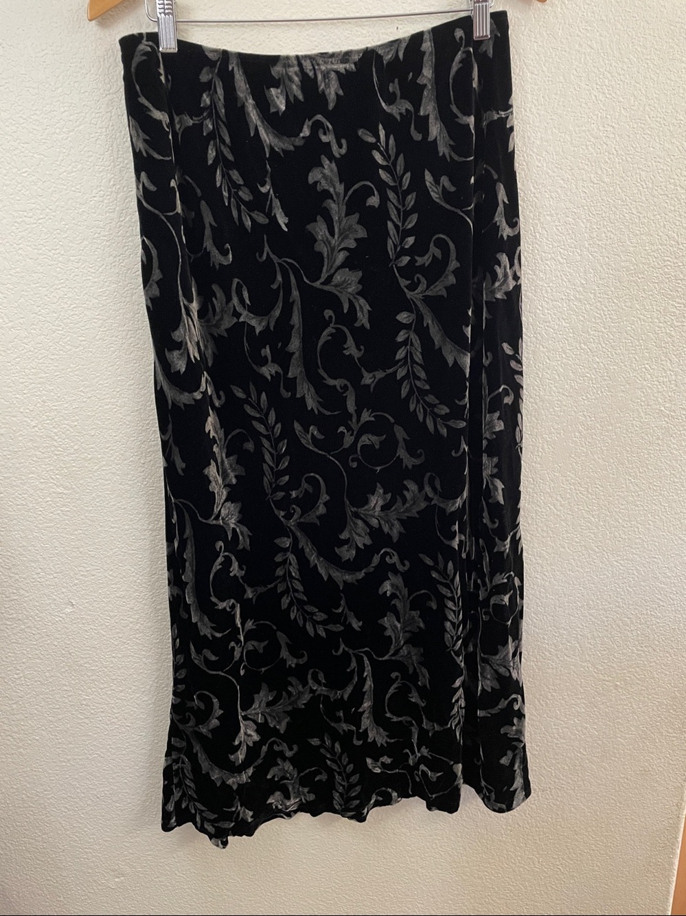 Karen Kane Black Velvet Maxi Skirt Gray floral silk blend 34x39 L - Picture 5 of 6